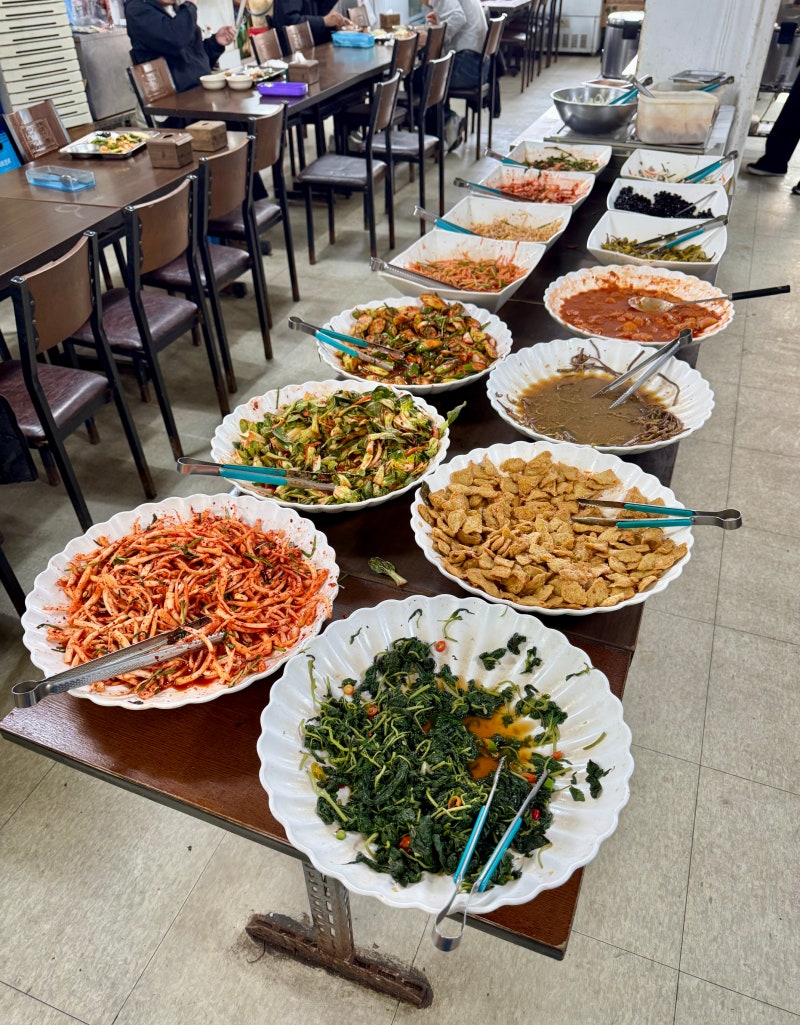Seongsu's $4 Buffet Has 30 Homemade Dishes