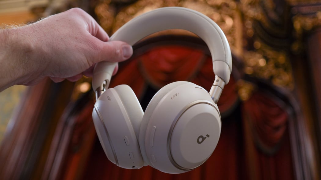 Everyone's Reviewing This Anker Noise-Cancelling Headphone Now